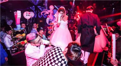 酒吧婚禮策劃 90后新人的另類婚禮