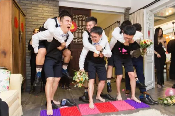 這都是什么魔鬼接親游戲？第一個就給跪了！  第8張
