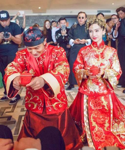 婚禮上新娘三套禮服是“標配”，那么新郎應該準備幾套禮服呢？  第2張