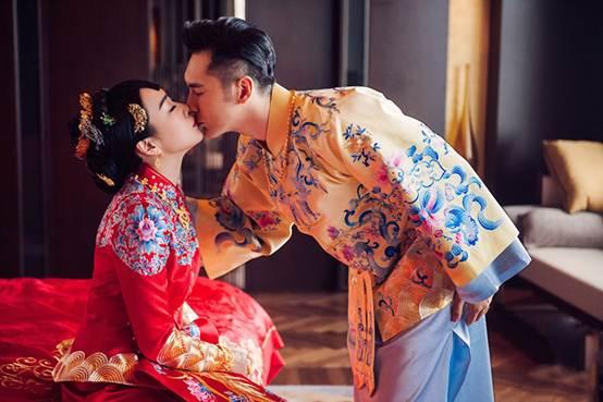 婚禮上新娘三套禮服是“標配”，那么新郎應該準備幾套禮服呢？  第3張