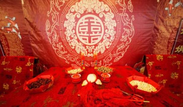 “父母之命，媒妁之言”，婚禮進行時且不可忘記儀式禮節  第2張