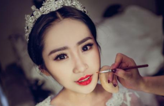 跟妝師工作到底有哪些呢？新娘跟妝師婚禮當天工作全解  第2張