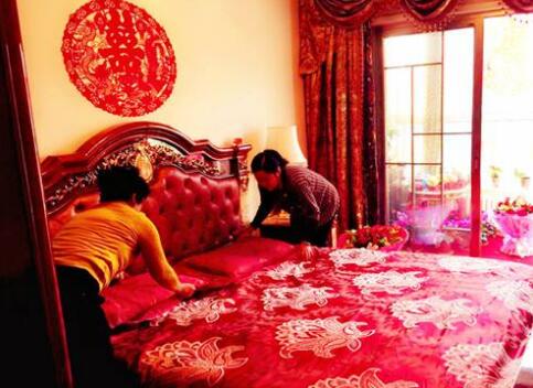 婚房布置重頭戲：誰(shuí)來(lái)鋪婚床？鋪婚床竟有這么多講究！  第2張