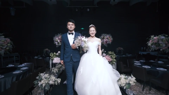 婚禮儀式：新娘穿拖尾婚紗如何優雅入場？  第1張