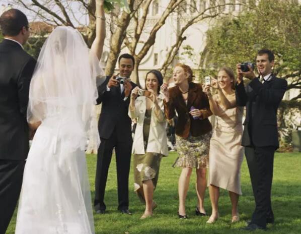 參加別的婚禮到底該穿什么？終于知道參加婚禮穿什么衣服了  第1張