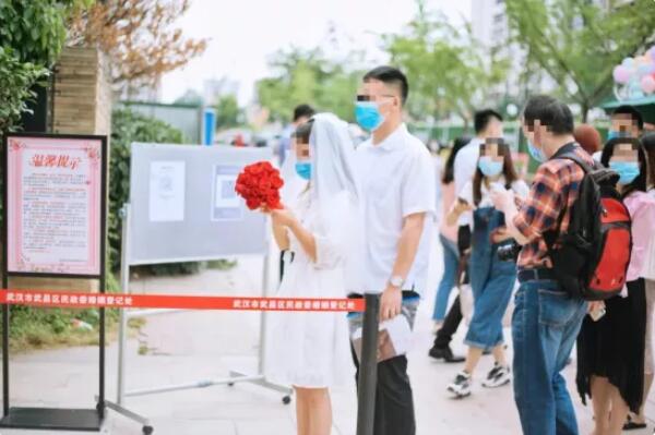 后疫情時代的520，武漢3000多對新人領證！  第1張