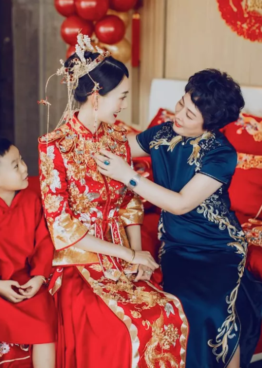 婚禮上，唯一可以美過新娘的人怎么選禮服？媽媽裝最全指南在此！  第5張