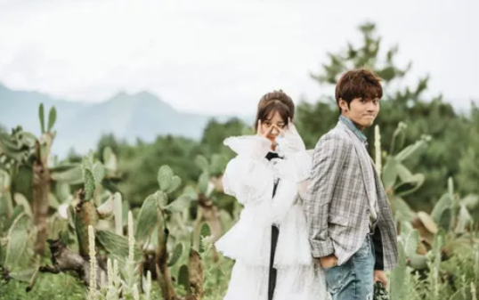 拍婚照的小技巧你都知道嗎？學會這10招拍照姿勢，讓你360度無死角！  第13張