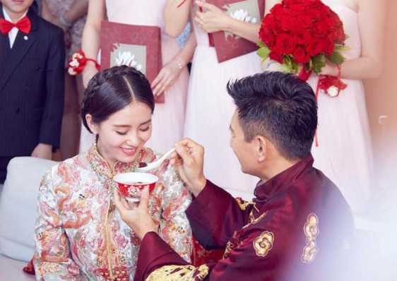 結(jié)婚敬酒服一般穿什么  第3張
