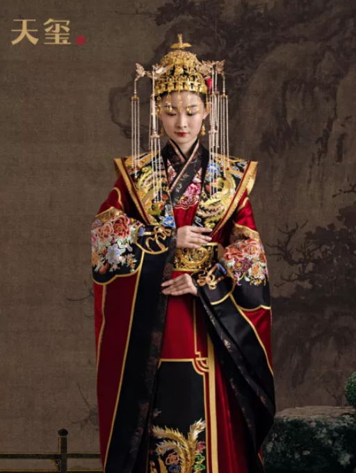 龍鳳褂、秀禾服、馬來褂傻傻分不清楚，中式禮服怎么選？看這篇就夠！  第24張