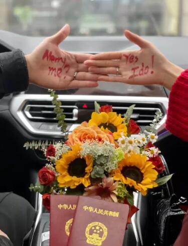 沒結(jié)婚的快看！結(jié)婚頒證儀式感來了......  第2張